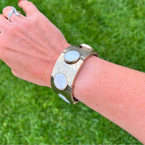 Vintage Gold Metal and Mother of Pearl Stretch Bracelet - Picture 8 of 10